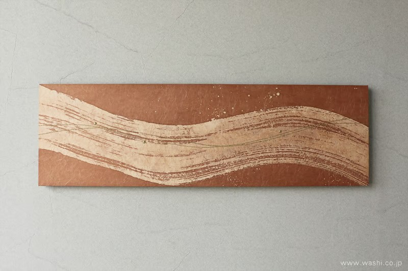 コンクリート調の壁に飾られた、柿渋の温かみのあるブラウンと大胆な刷毛目が特徴的な和紙アートパネル。ナチュラルで落ち着いた空間を演出します。