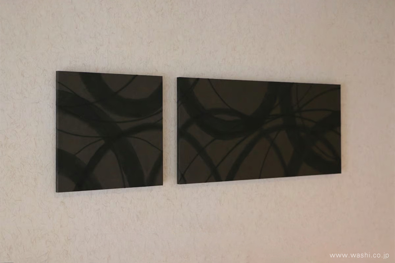 2連タイプの和紙アートパネル設置例（黒地にモダンな曲線柄）