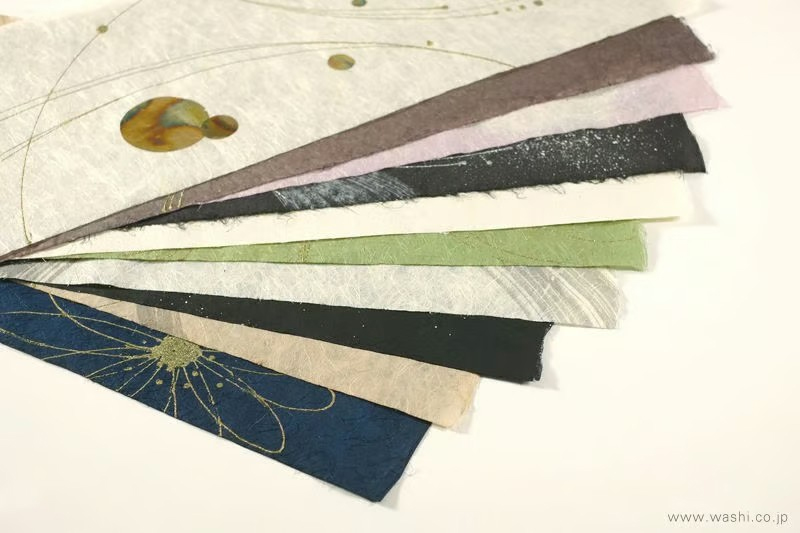 扇状に広がる色とりどりの創作デザイン和紙と染色和紙。豊富な種類の中からお好みのデザインを選択可能。