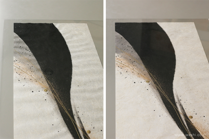 額装時の和紙の波打ちを防ぐ「裏打ち加工」のビフォーアフター比較画像。左が加工前、右が加工後のピンと張った状態。