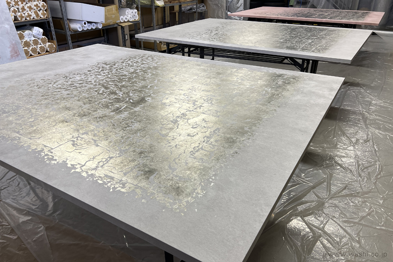 専用の作業スペースで制作中の、最大W1800mm×H2400mmにおよぶ特大サイズの和紙アートパネル